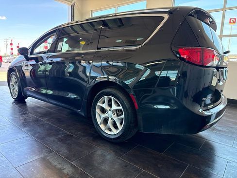 Used 2019 Chrysler Pacifica Touring Plus w/ Tire & Wheel Group FWD image 5