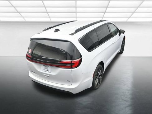 New 2026 Chrysler Pacifica Select w/ S Appearance Package image 16