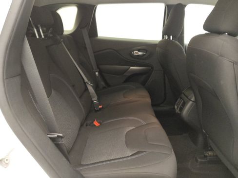 Used 2019 Jeep Cherokee Latitude w/ Popular Appearance Group AWD/4WD image 19