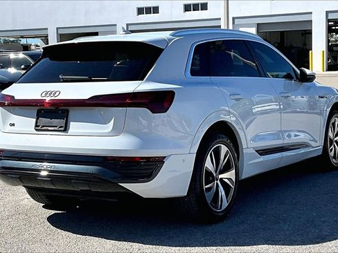 Used 2024 Audi Q8 e-tron Premium Plus image 5