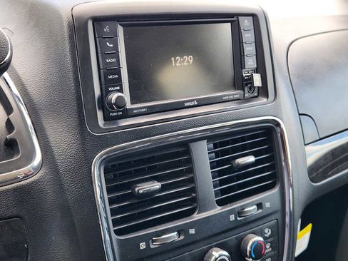 Used 2019 Dodge Grand Caravan SE w/ UConnect Hands-Free Group FWD image 16