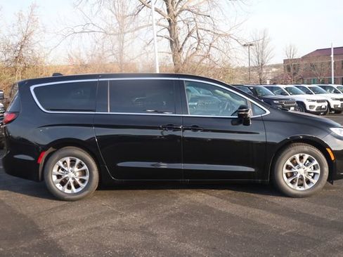 New 2026 Chrysler Pacifica Limited image 2