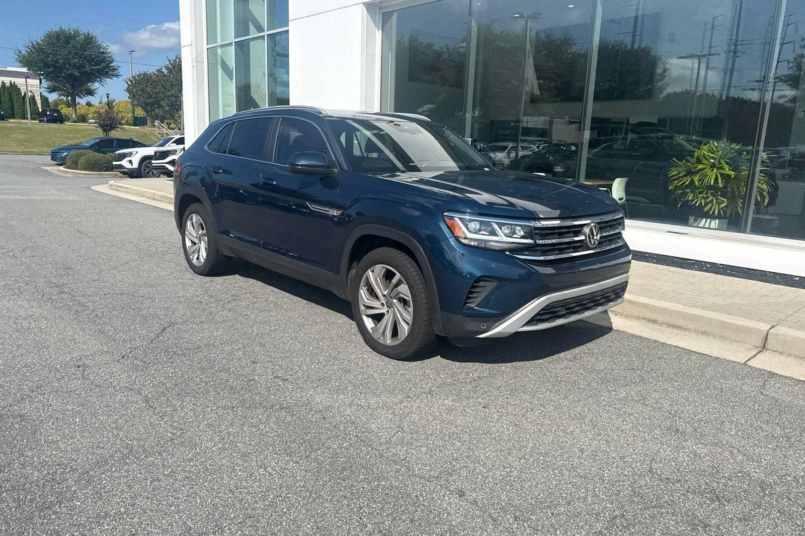 Used 2021 Volkswagen Atlas Cross Sport SEL AWD/4WD image 2