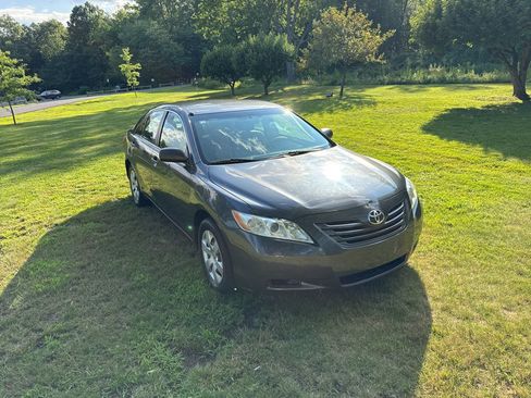 Used 2009 Toyota Camry LE FWD image 2