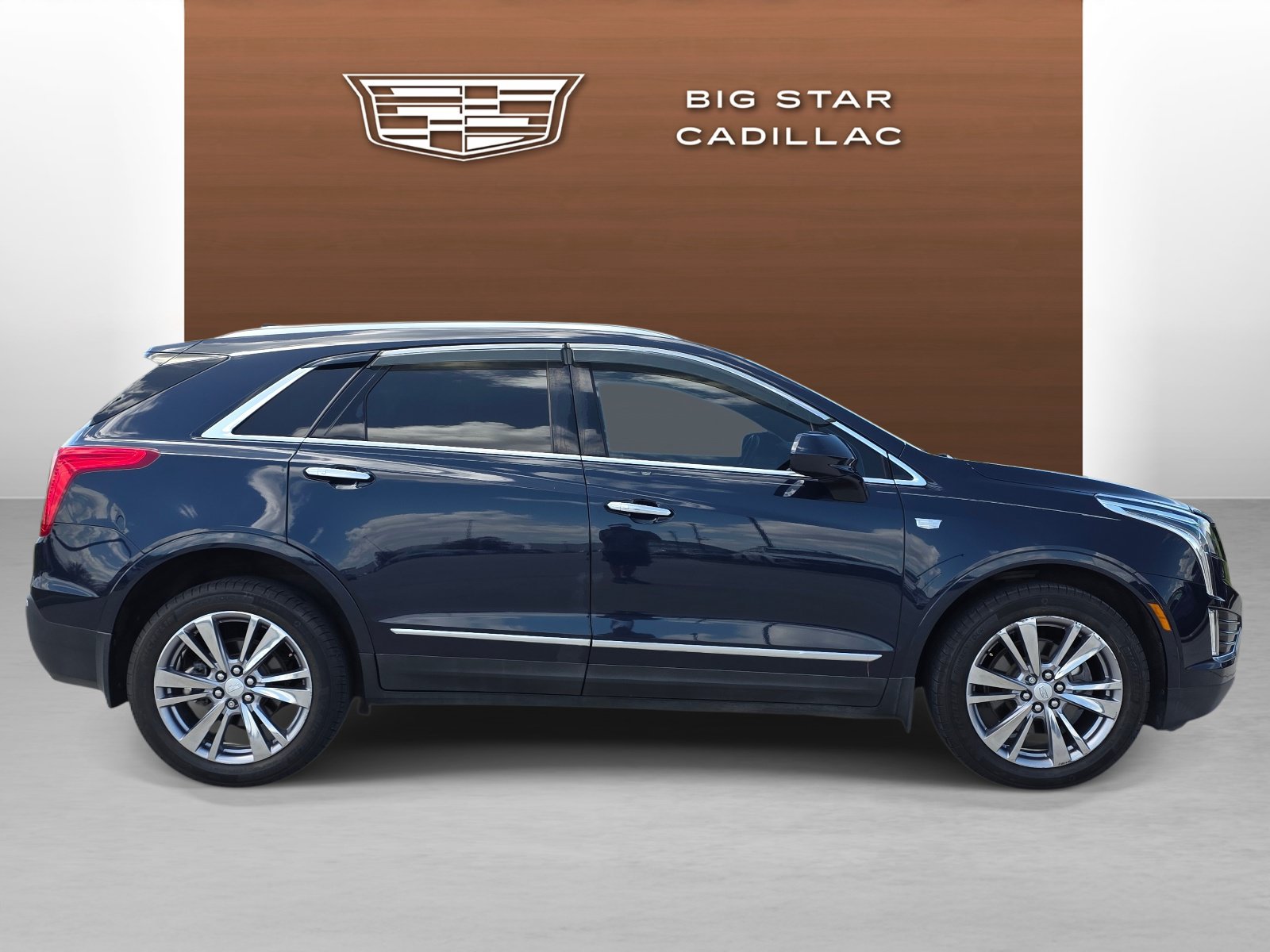 Used 2017 Cadillac XT5 Luxury w/ Driver Awareness Package FWD image 6