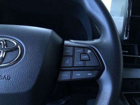 Used 2026 Toyota Sienna LE FWD image 27