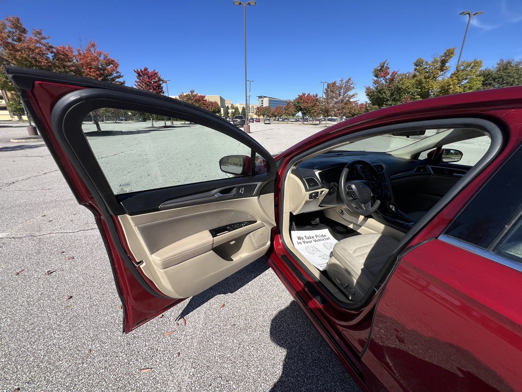 Used 2014 Ford Fusion SE FWD image 16