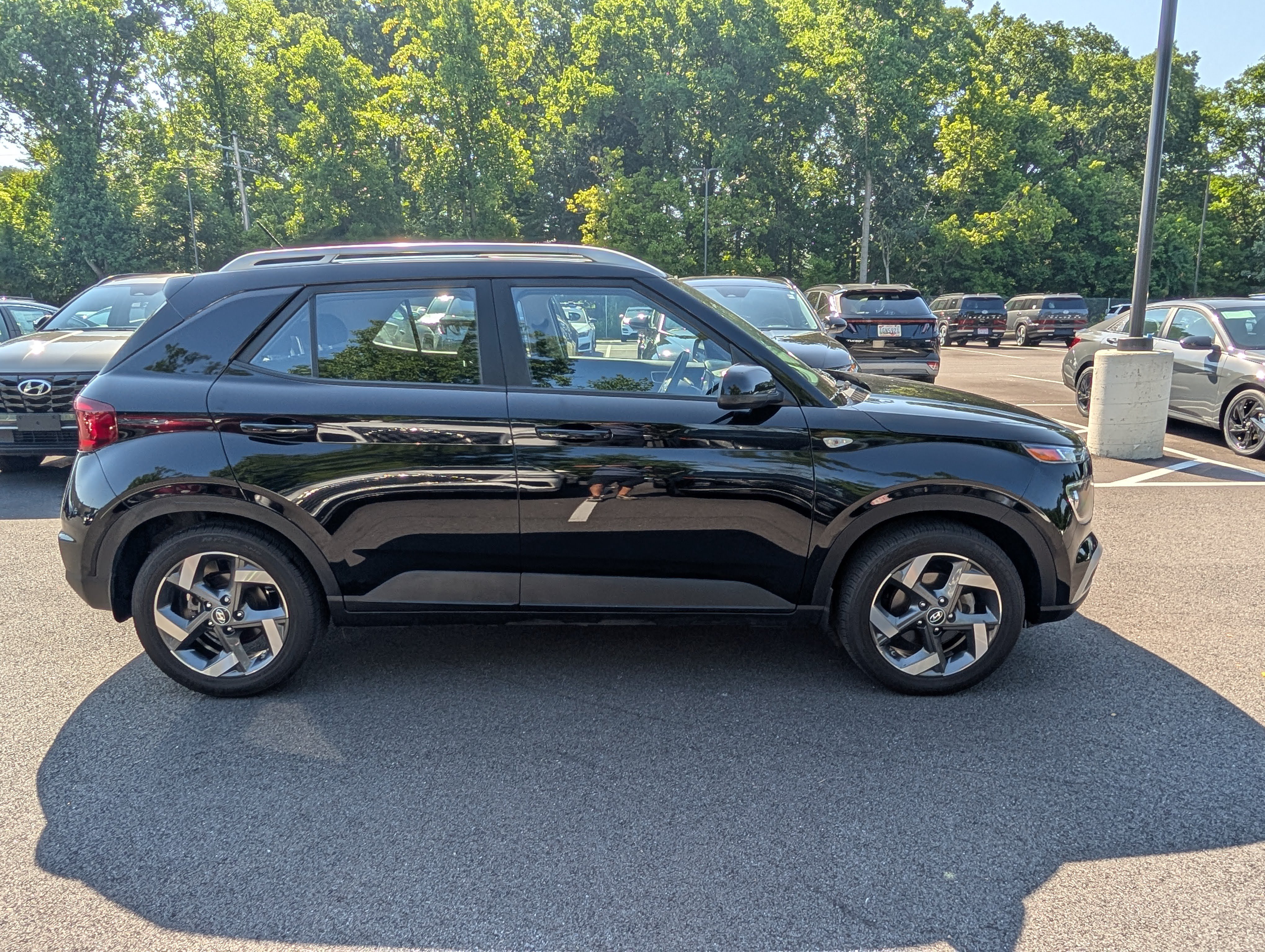 Used 2024 Hyundai Venue SEL FWD image 2