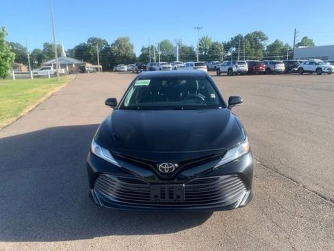 Used 2019 Toyota Camry XLE w/ Navigation Package FWD image 2
