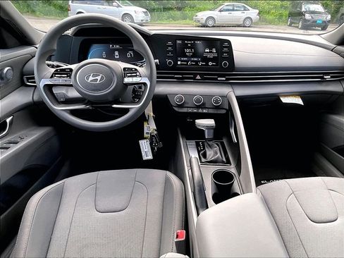 Used 2025 Hyundai Elantra SE FWD image 21