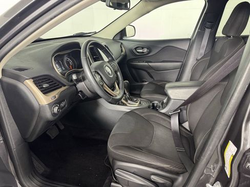 Used 2016 Jeep Cherokee Latitude image 5