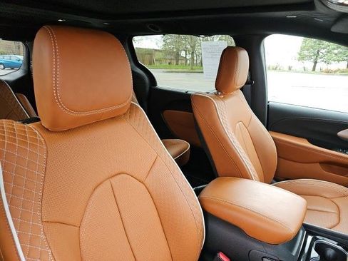 Used 2026 Chrysler Pacifica Pinnacle image 11