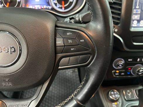 Used 2019 Jeep Cherokee Trailhawk AWD/4WD image 16