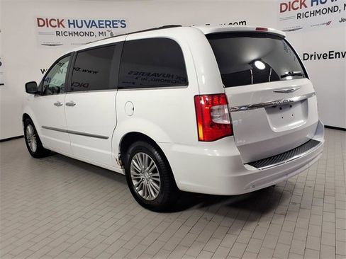 Used 2014 Chrysler Town & Country Touring-L w/ Driver Convenience Group image 6