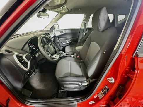 Used 2025 Kia Soul LX w/ LX Technology Package FWD image 13