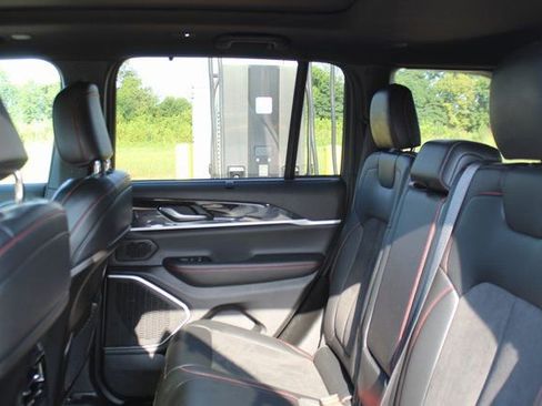 Used 2022 Jeep Grand Cherokee Trailhawk w/ Luxury Tech Group III image 33