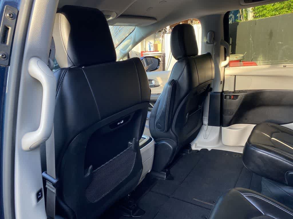 Used 2024 Chrysler Pacifica Touring-L FWD image 15
