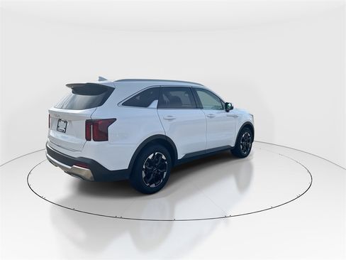 Used 2024 Kia Sorento S image 8