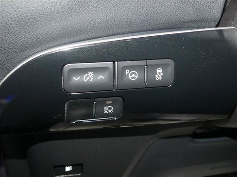 Used 2022 Toyota Prius FWD image 28