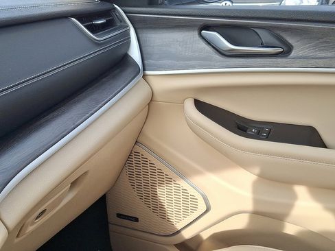 Certified 2022 Jeep Grand Cherokee L Limited image 31