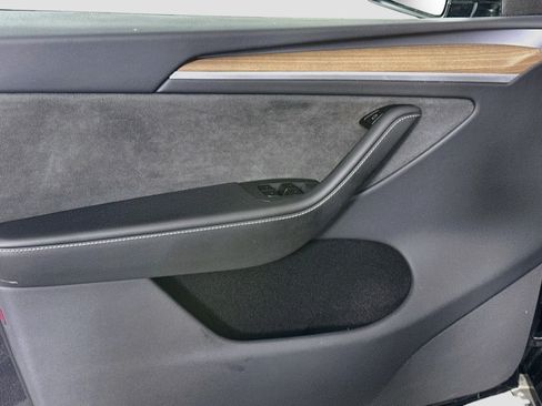 Used 2025 Tesla Model Y Long Range RWD image 15