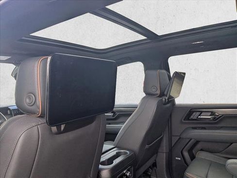 Used 2025 GMC Yukon XL AT4 w/ AT4 Premium Plus Package AWD/4WD image 18