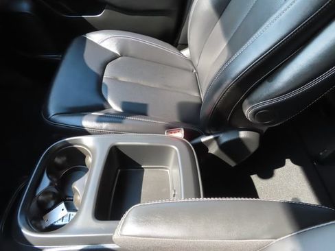 Used 2025 Chrysler Pacifica Select FWD image 37