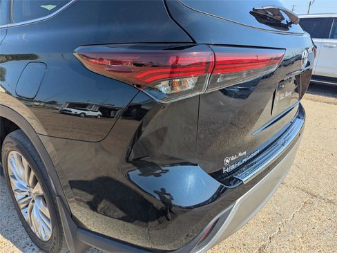 Used 2024 Toyota Highlander Platinum image 12