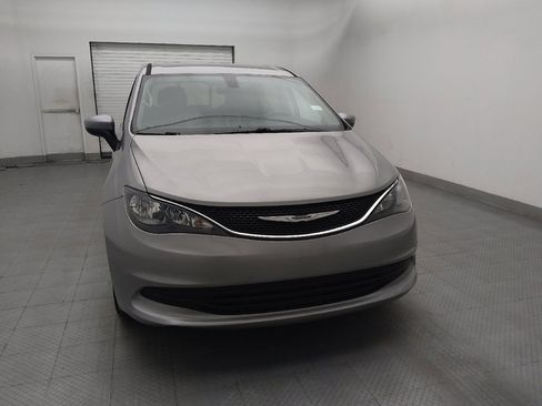 Used 2017 Chrysler Pacifica Touring FWD image 14