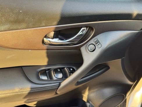 Used 2016 Nissan Rogue SV image 21