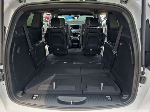 New 2027 Chrysler Pacifica Select AWD/4WD image 14