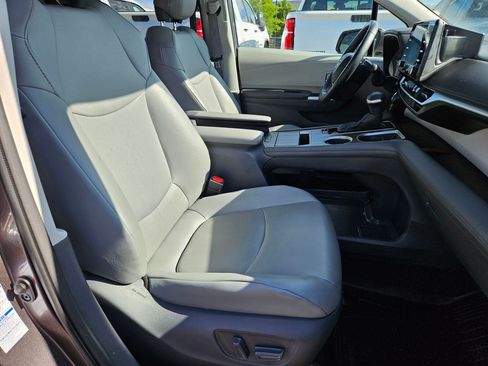 Used 2021 Toyota Sienna XLE AWD/4WD image 31