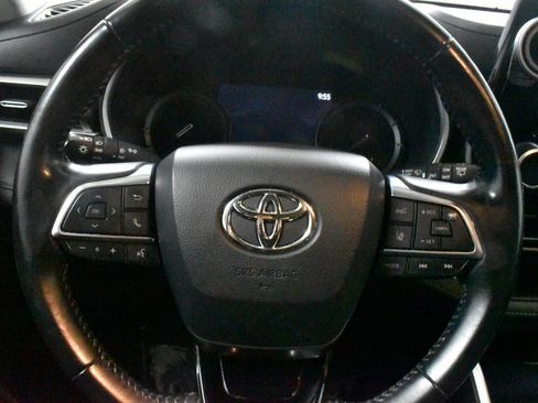 Used 2020 Toyota Highlander XLE image 21
