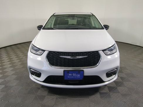 Used 2024 Chrysler Pacifica Touring-L image 8