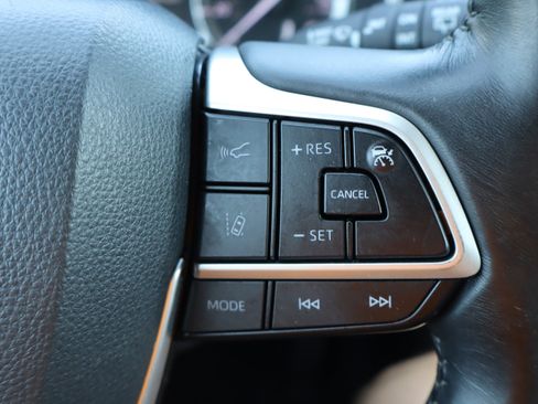 Used 2022 Toyota Highlander XLE AWD/4WD image 23