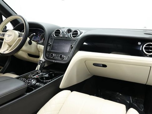 Used 2017 Bentley Bentayga AWD/4WD image 97