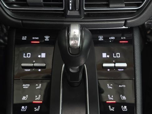 Certified 2023 Porsche Macan AWD/4WD image 19