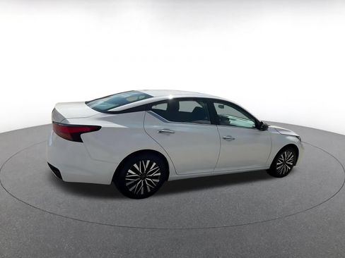 Used 2025 Nissan Altima 2.5 SV FWD image 12