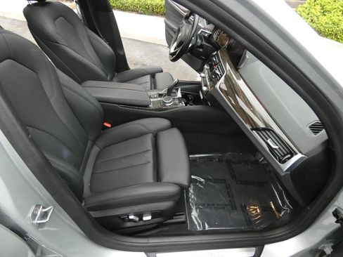 Used 2019 BMW 530i w/ Convenience Package image 25