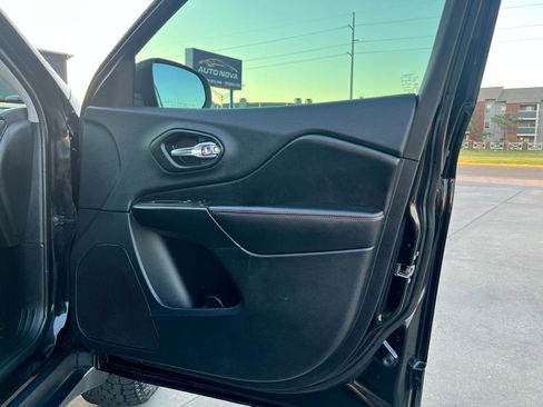 Used 2019 Jeep Cherokee Trailhawk AWD/4WD image 36