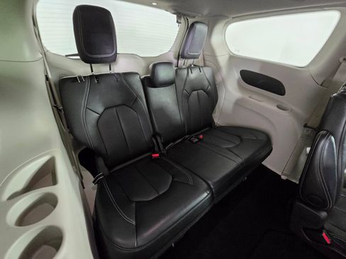 Used 2024 Chrysler Pacifica Touring-L image 38