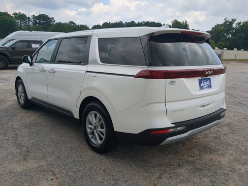 Used 2023 Kia Carnival LX FWD image 5