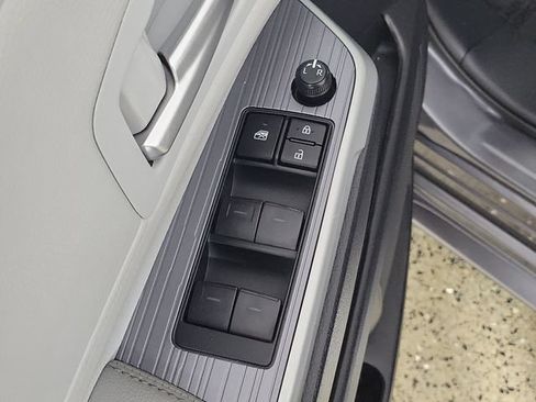 Used 2025 Toyota Sienna XLE FWD image 22