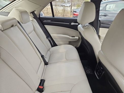 Used 2022 Chrysler 300 Touring L w/ Comfort Group image 9