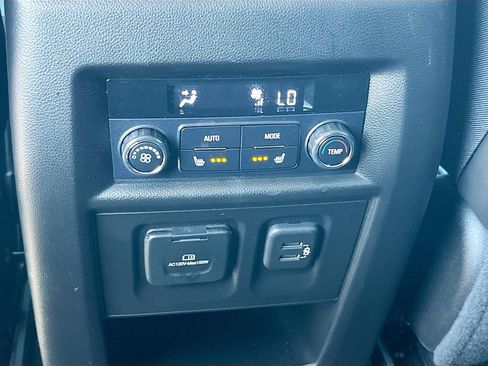 Used 2021 Chevrolet Traverse Premier FWD image 26