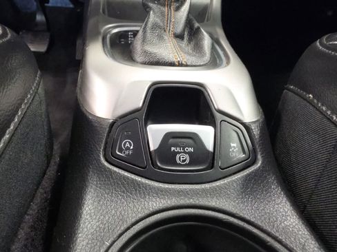 Used 2018 Jeep Compass Latitude w/ Popular Equipment Group FWD image 19