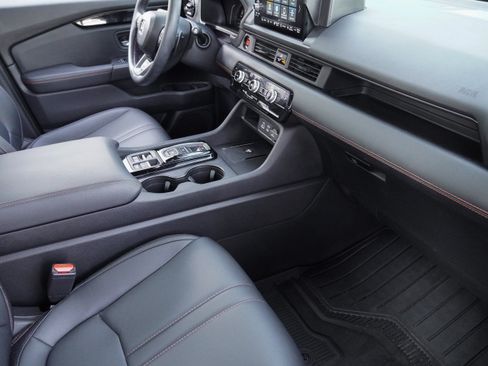 Used 2025 Honda Pilot TrailSport image 10