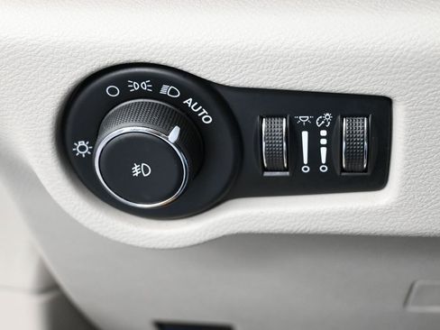Used 2024 Chrysler Pacifica Touring-L FWD image 36