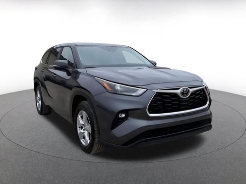 Used 2025 Toyota Highlander LE image 3