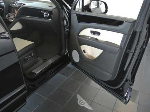 Used 2023 Bentley Bentayga AWD/4WD image 25